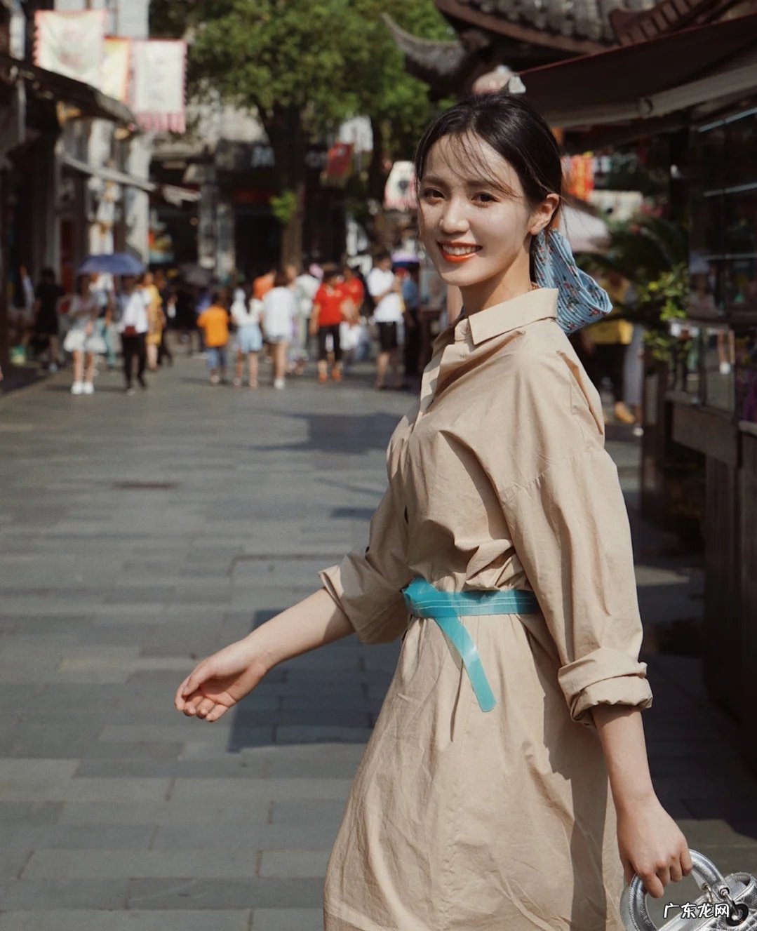 初夏如何搭配衬衫裙，有哪些时髦又实用的穿法？