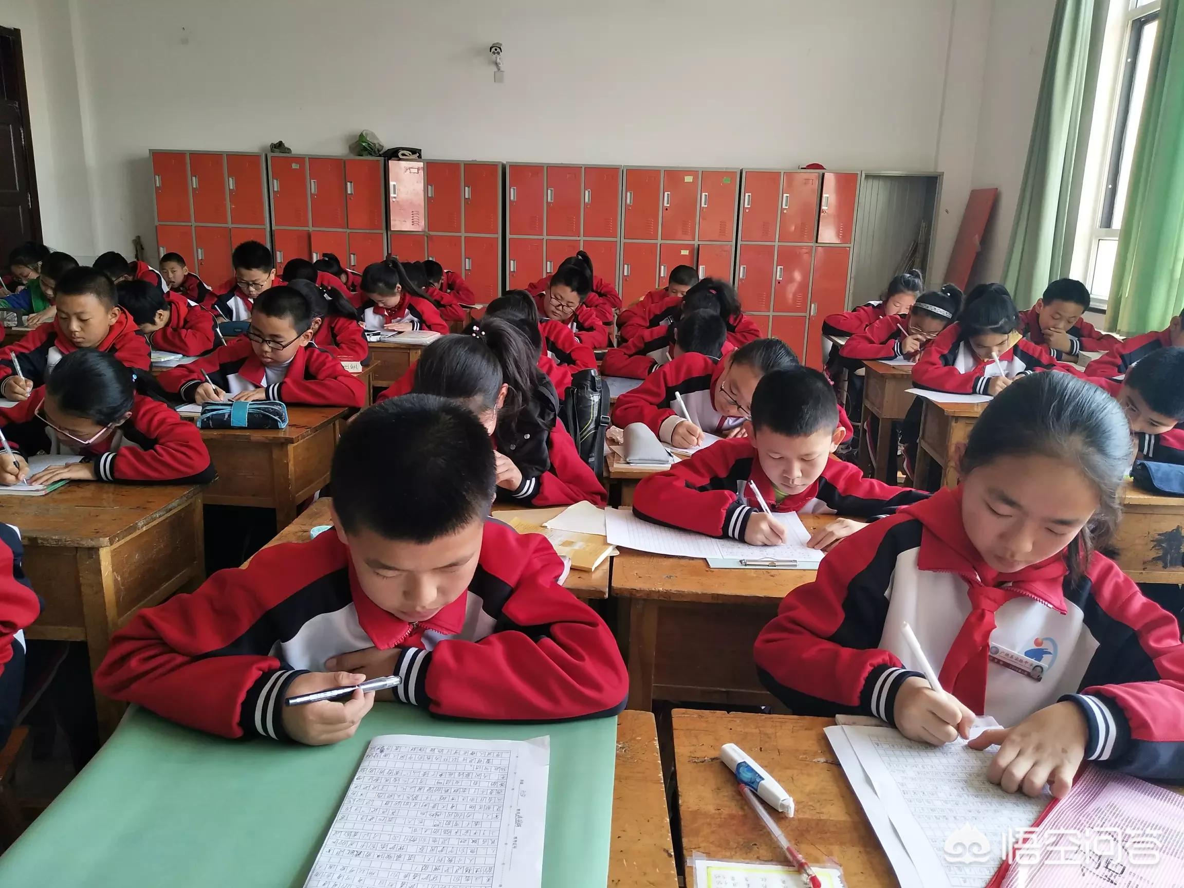 孩子上小学四年级,语文数学考试总是在六十多分徘徊,应该怎么办?