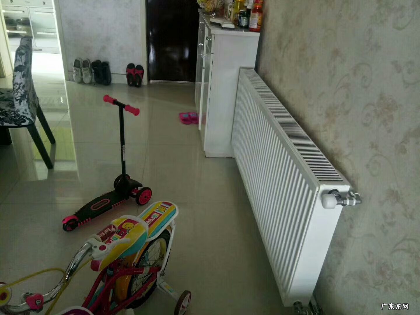 暖气片安装在床头好吗 床头可以靠着暖气片吗