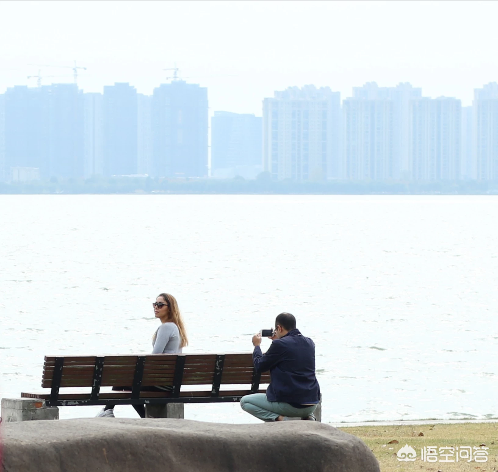 在旅行中,只用手机有什么办法能拍出来美美的情侣照片?