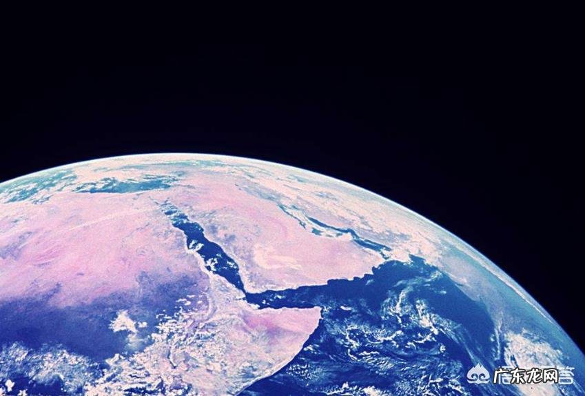 如果太阳系内出现了另一个地球，而且那个地球离我们很近，会发生什么情况？