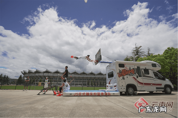 蹦床灌篮 蹦床篮球比赛