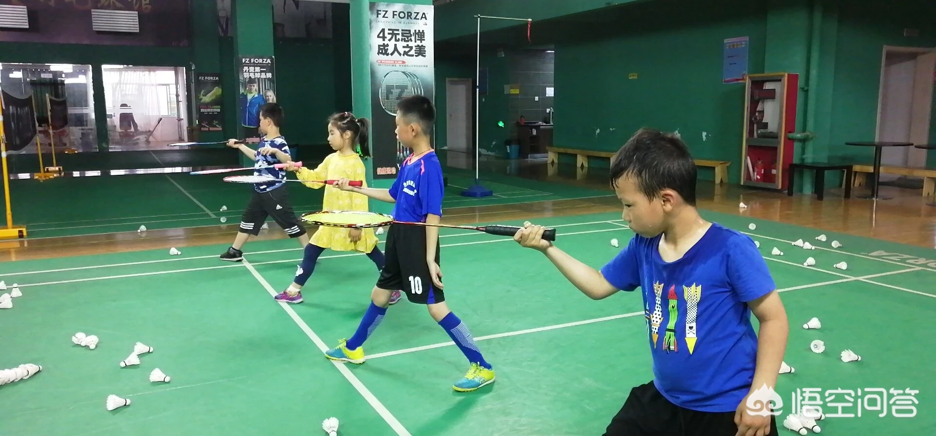 怎样在家里练习羽毛球基本技术?