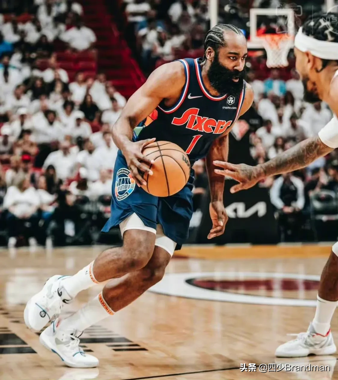 76人续约哈登合同曝光,整整降薪0.96亿,登哥会同意签字续约吗?