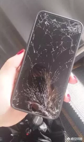 宁波摔坏别人手机的老太太该怎么处理?