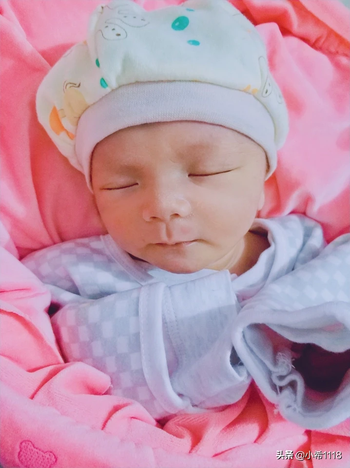 刚出生的小宝宝可以拍照片吗?