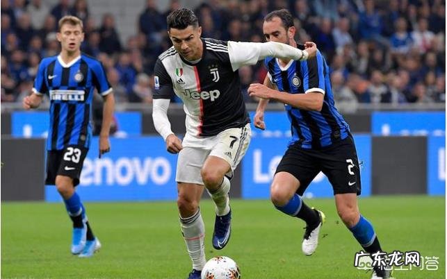 尤文2-1国米,迪巴拉在比赛后接受采访,C罗突然乱入当众偷偷吻他,你怎么看?