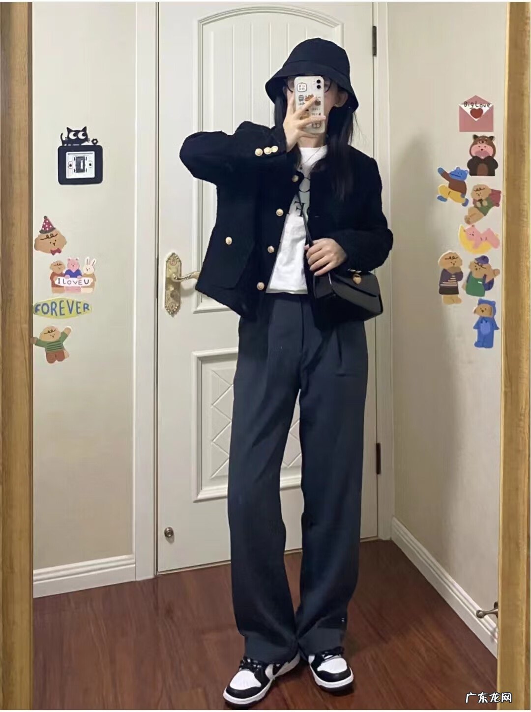 小香风黑色短款外套搭配 小香风羊绒短外套怎么搭