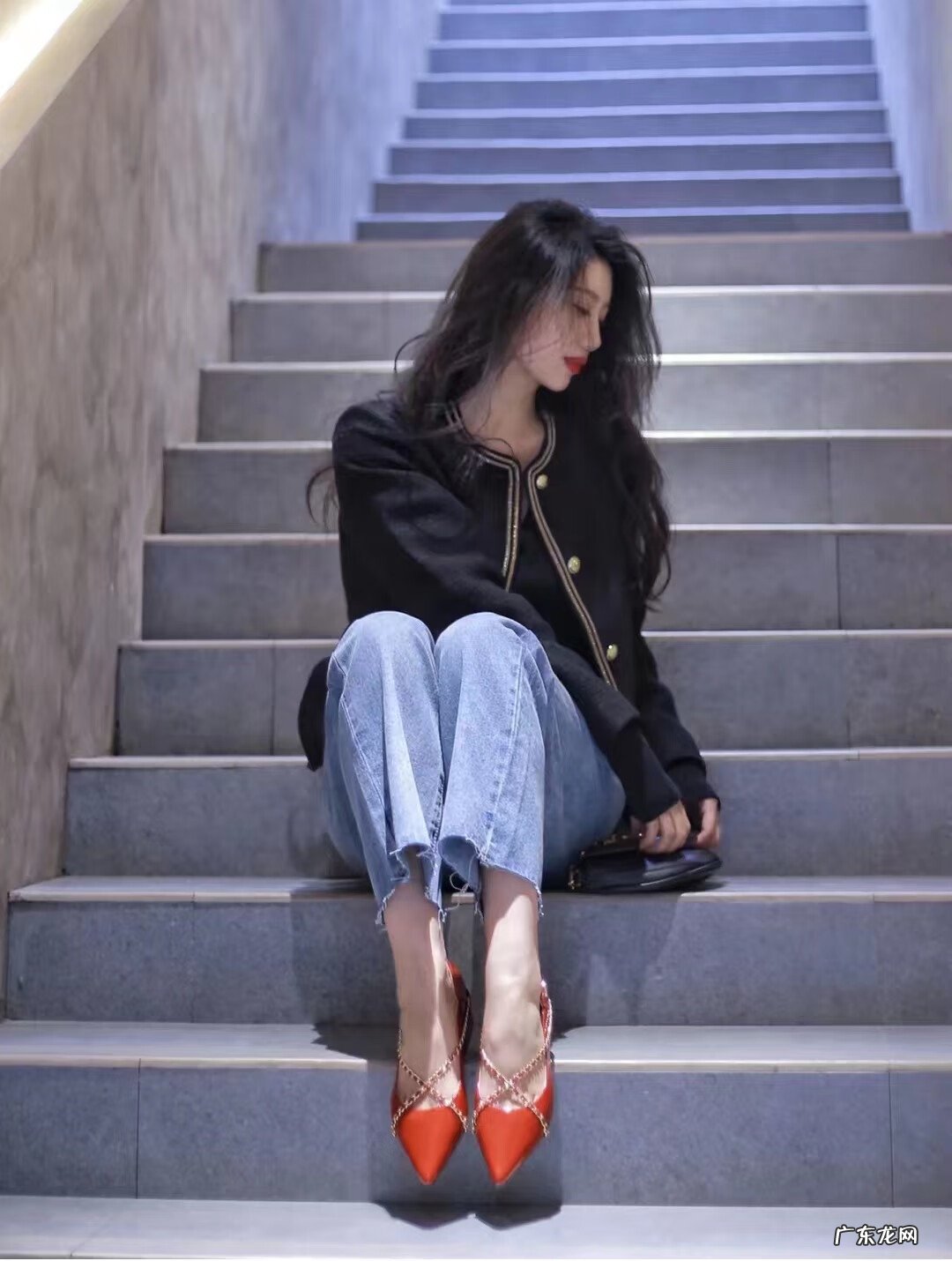 小香风黑色短款外套搭配 小香风羊绒短外套怎么搭