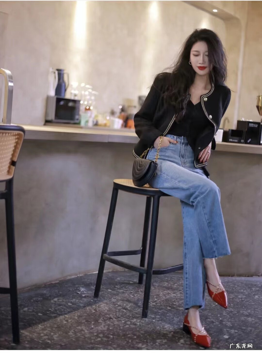 小香风黑色短款外套搭配 小香风羊绒短外套怎么搭