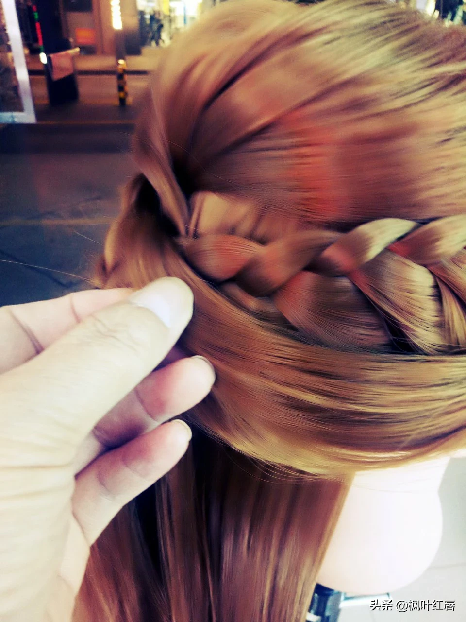 头发长又多,夏天怎么扎都觉得好热,又不舍得剪,有没有简单的盘发可以教教我?