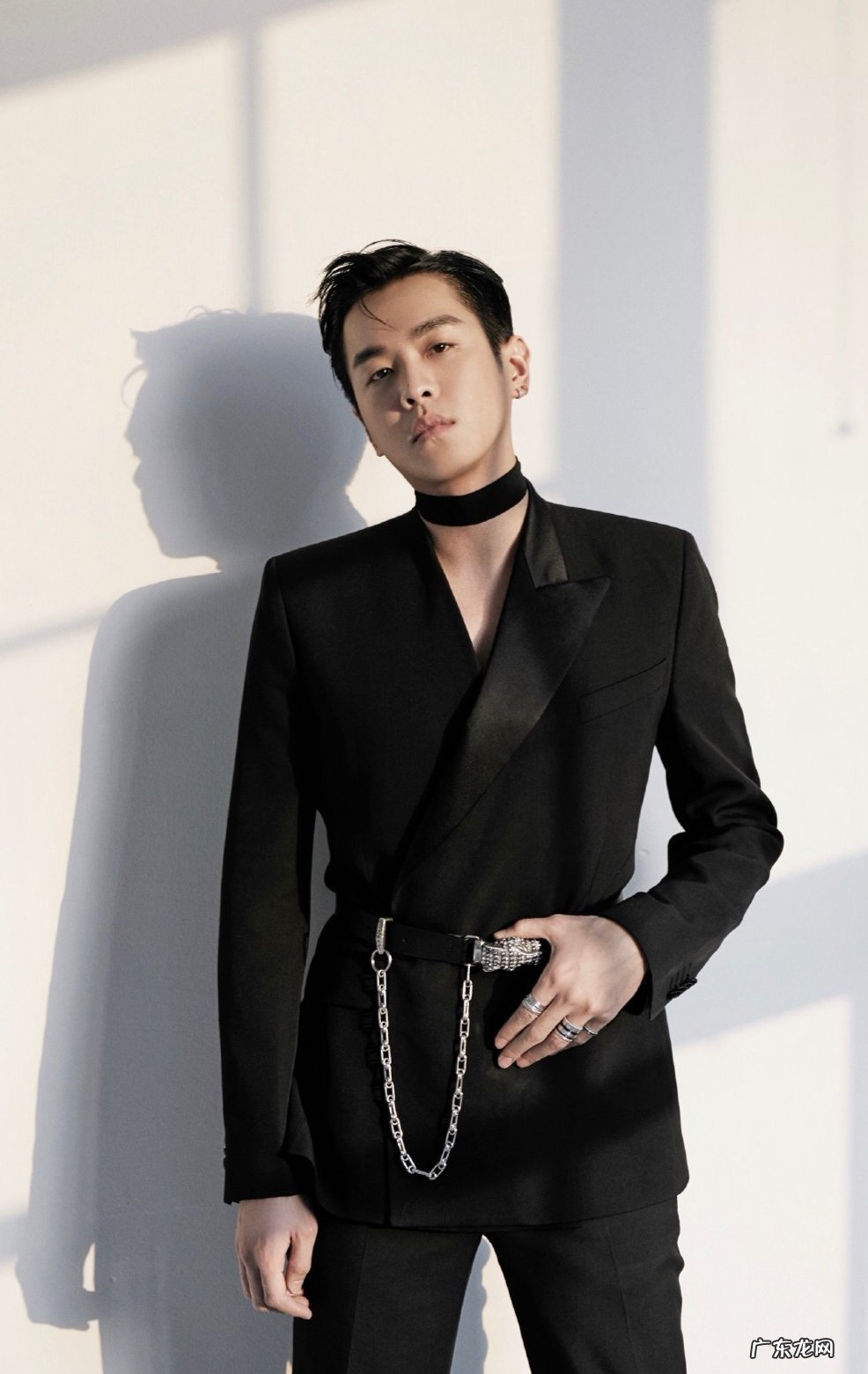 张若昀凭借《庆余年》爆红后,参加星光大赏的时尚造型被关注,你怎么看?