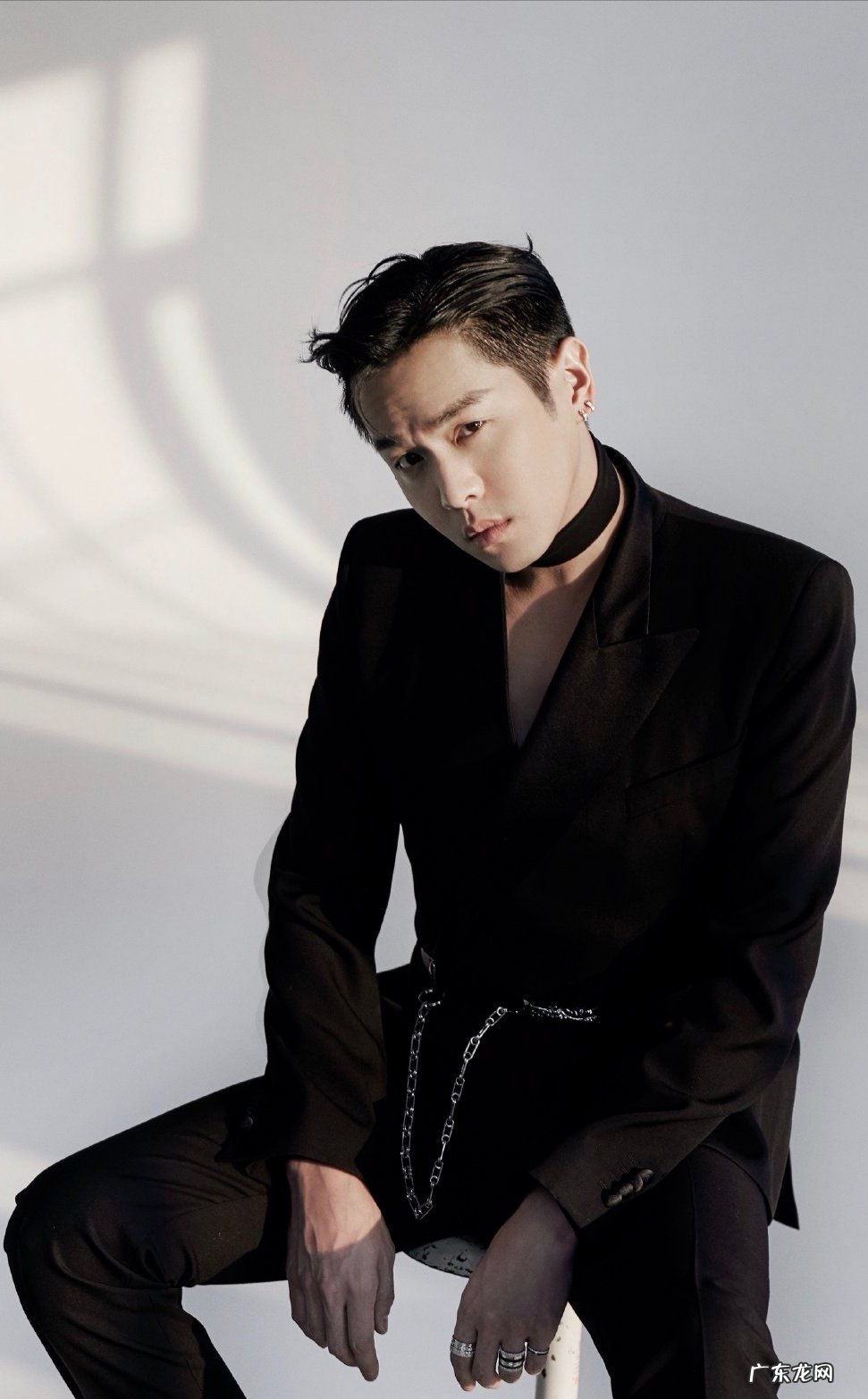 张若昀凭借《庆余年》爆红后,参加星光大赏的时尚造型被关注,你怎么看?