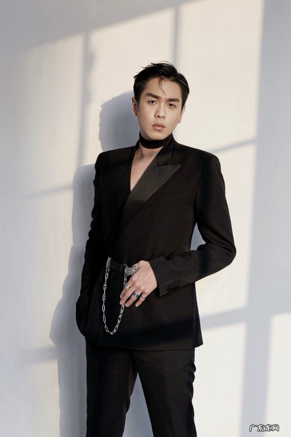 张若昀凭借《庆余年》爆红后,参加星光大赏的时尚造型被关注,你怎么看?