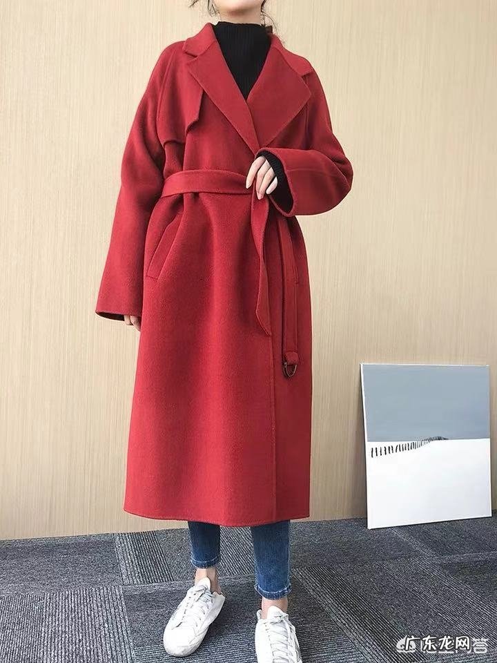 如何搭配红色大衣才不会显得俗气还好看呢?