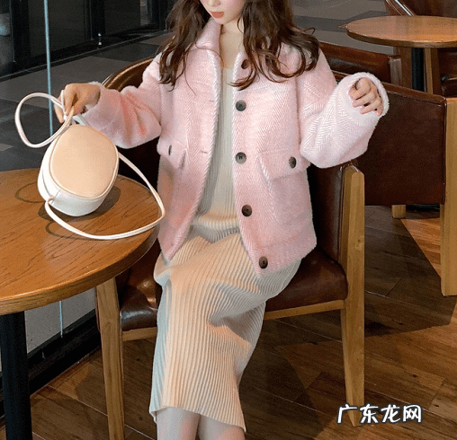 小香风外套搭配什么裤子 韩版小香风水貂绒外套