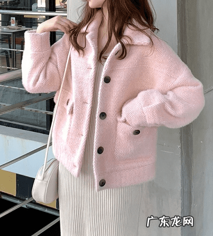 小香风外套搭配什么裤子 韩版小香风水貂绒外套