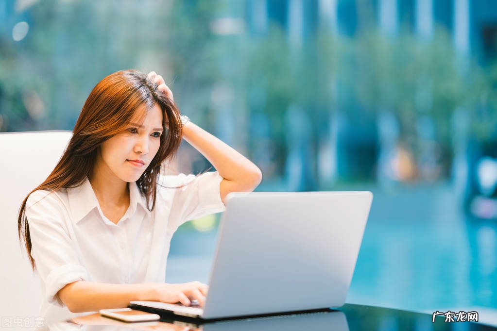 家中陌生人敲门,你是直接开门,还是趴猫眼看看呢?