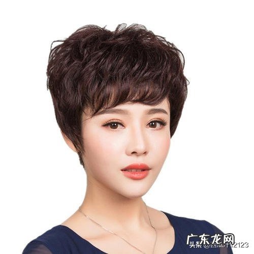 大脸中年妇女适合什么发型?