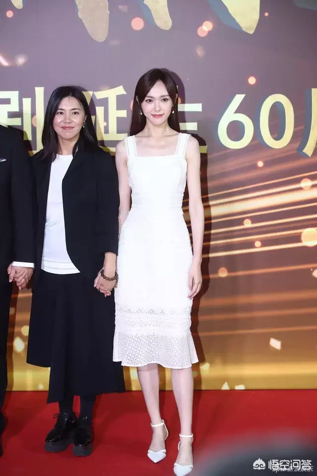 小白裙如何轻松穿出甜美的风格?