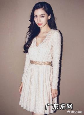 小白裙如何轻松穿出甜美的风格?