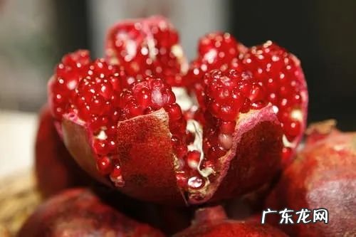 红石榴水果功效与作用 吃了它会有什么好处吗 红石榴的功效与作用及食用方法