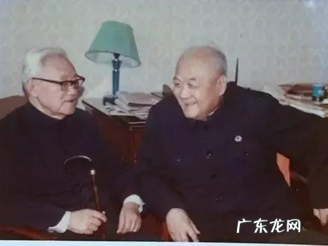 “京派作家第一人”90岁萧乾养生秘诀：8“不”良方，福寿安康