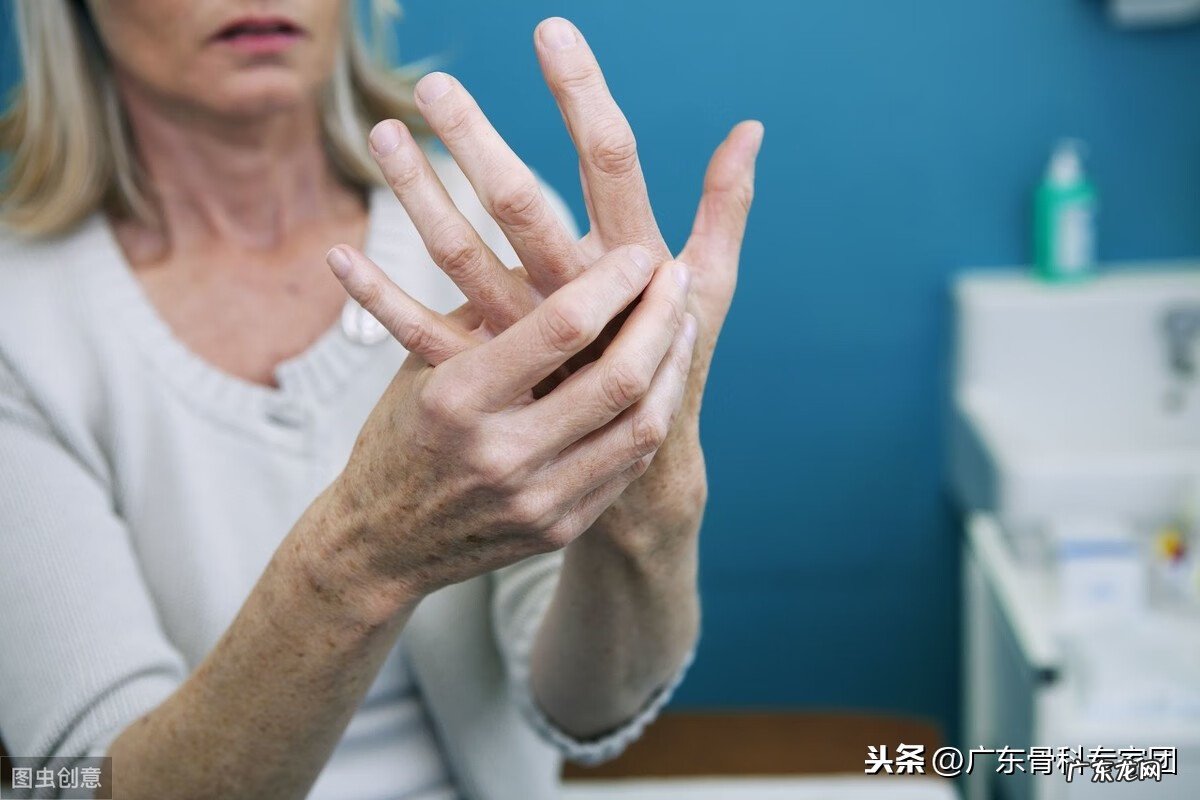 手关节痛什么原因 手关节痛怎么回事