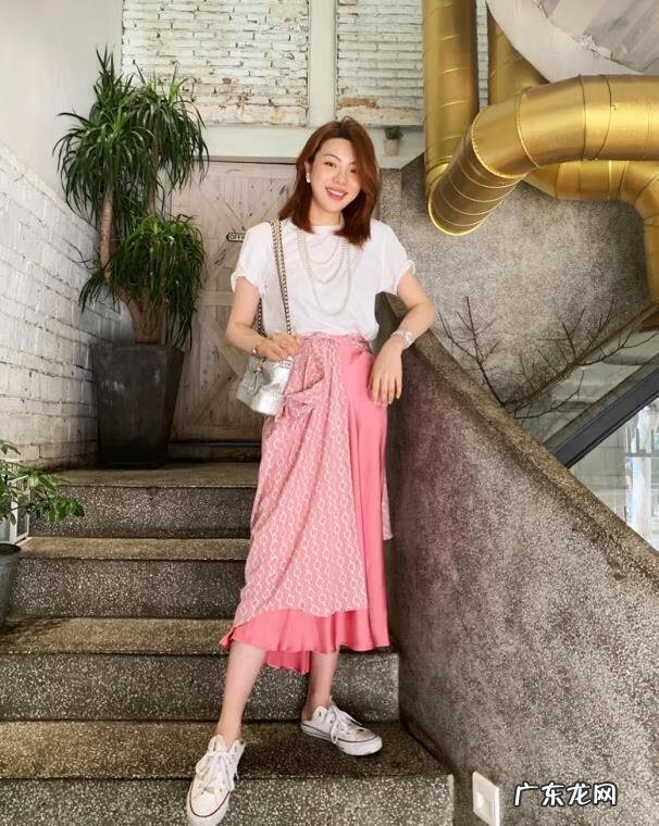 白色t恤搭配什么最好看 白色的t恤与什么搭配最好看