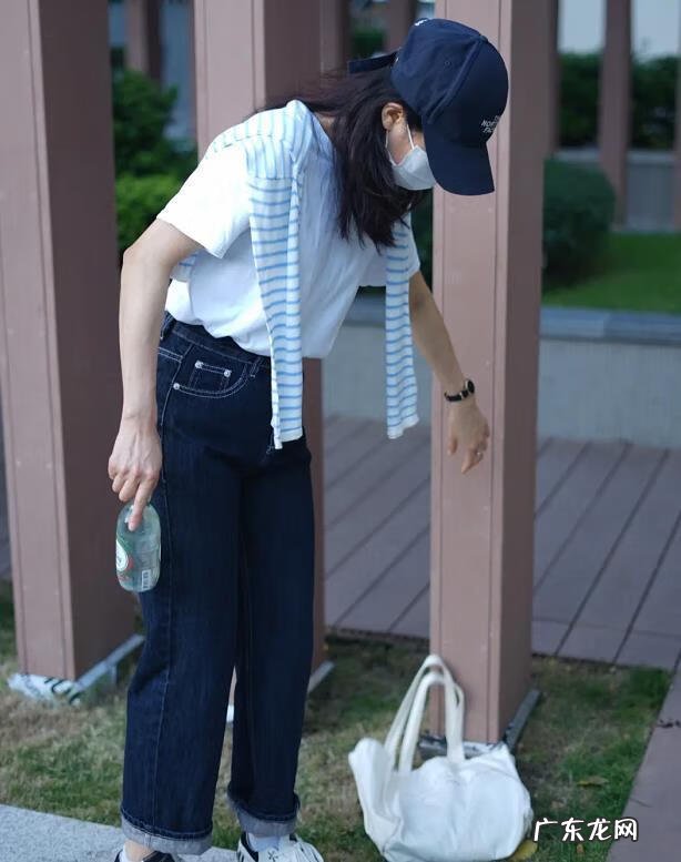 白色t恤搭配什么最好看 白色的t恤与什么搭配最好看