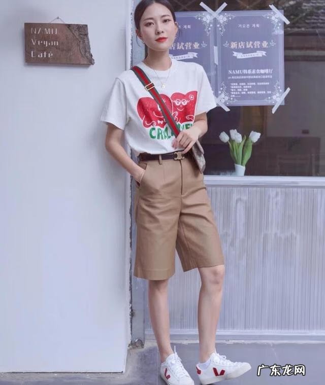 白色t恤搭配什么最好看 白色的t恤与什么搭配最好看