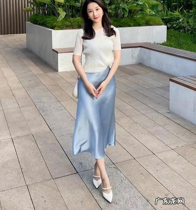 白色t恤搭配什么最好看 白色的t恤与什么搭配最好看