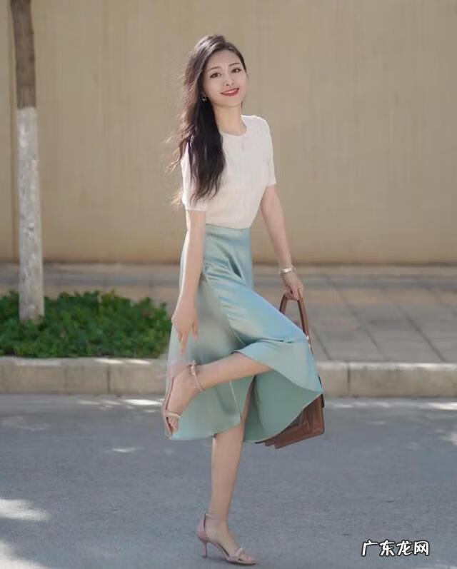 白色t恤搭配什么最好看 白色的t恤与什么搭配最好看