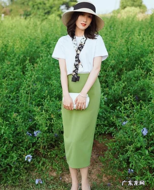 白色t恤搭配什么最好看 白色的t恤与什么搭配最好看