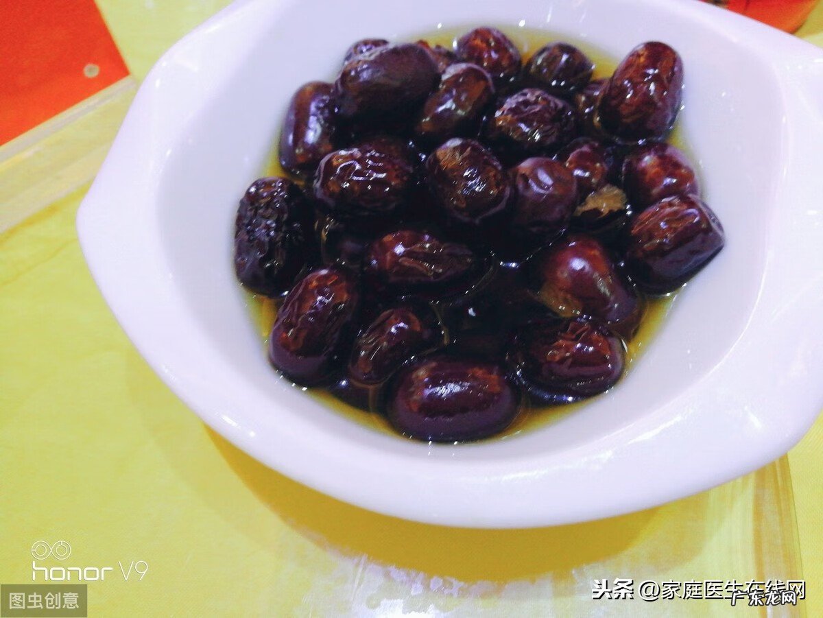 手指上起一些小水泡是怎么回事 一只手指上有小水泡是怎么回事