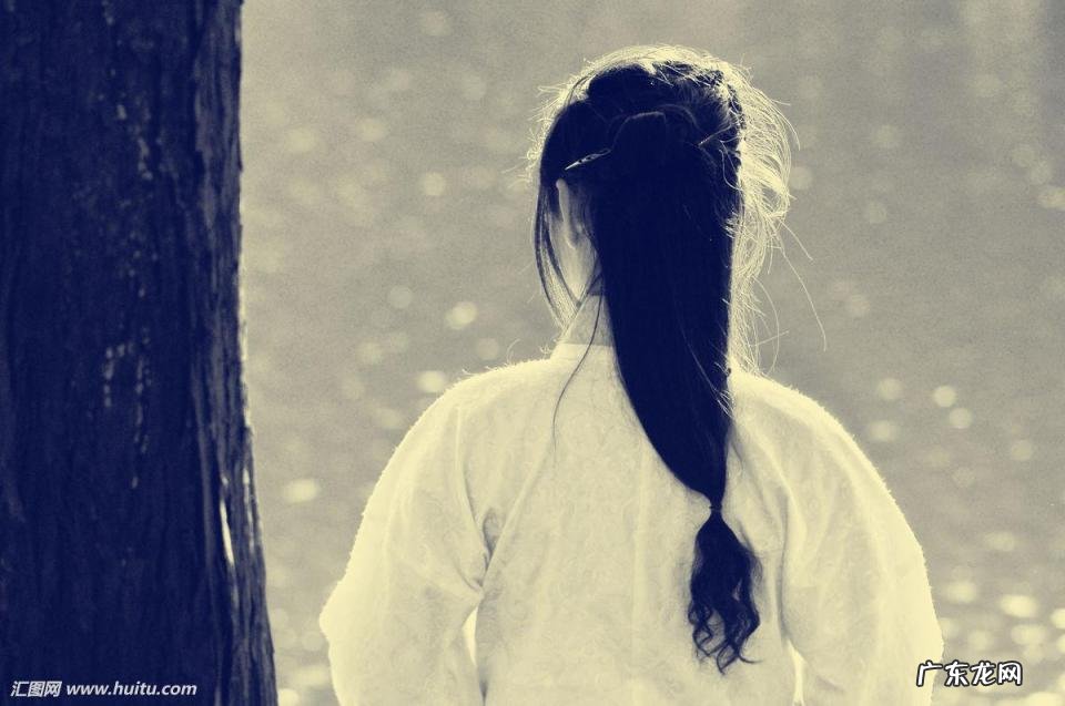 给背影唯美简短一句话图片 描写背影的优美句子古风弹琴