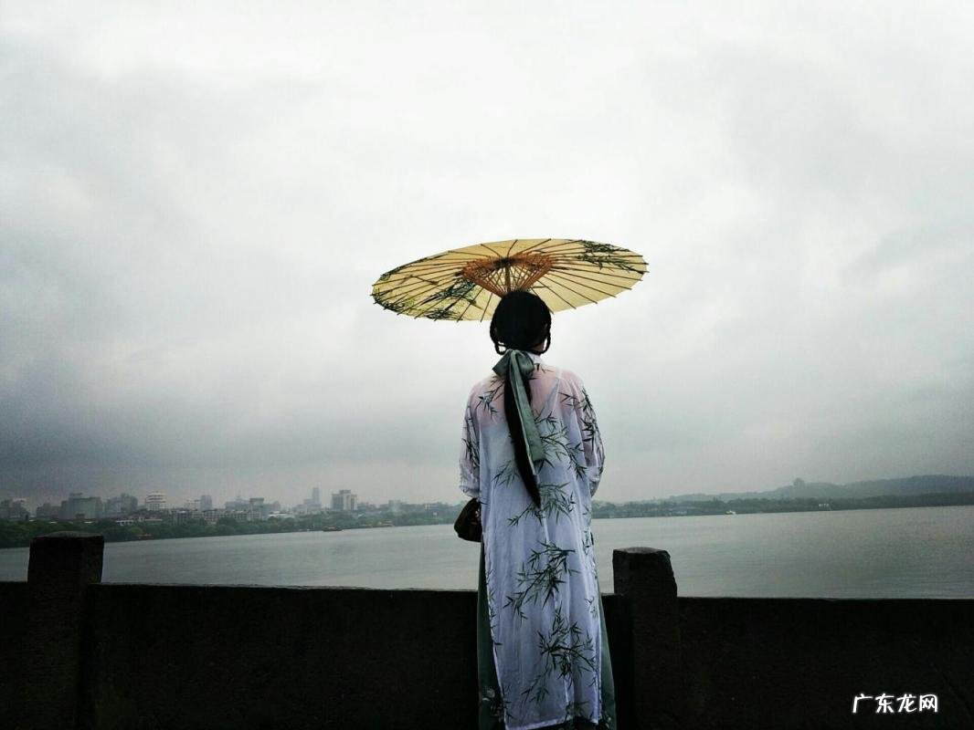 给背影唯美简短一句话图片 描写背影的优美句子古风弹琴