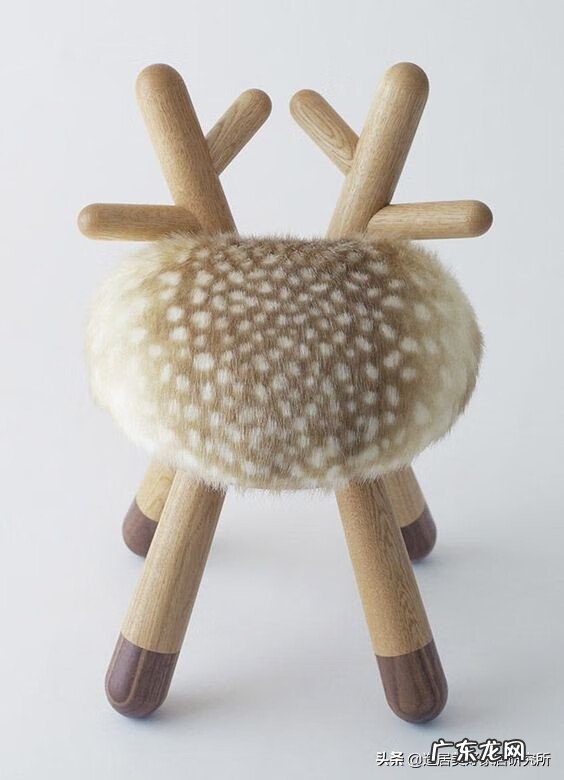 沙发墙上挂鹿有什么寓意 沙发垫上有鹿的图案好吗