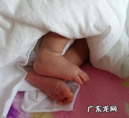 角弓反张和打挺图片新生儿，特发性肌张力异常