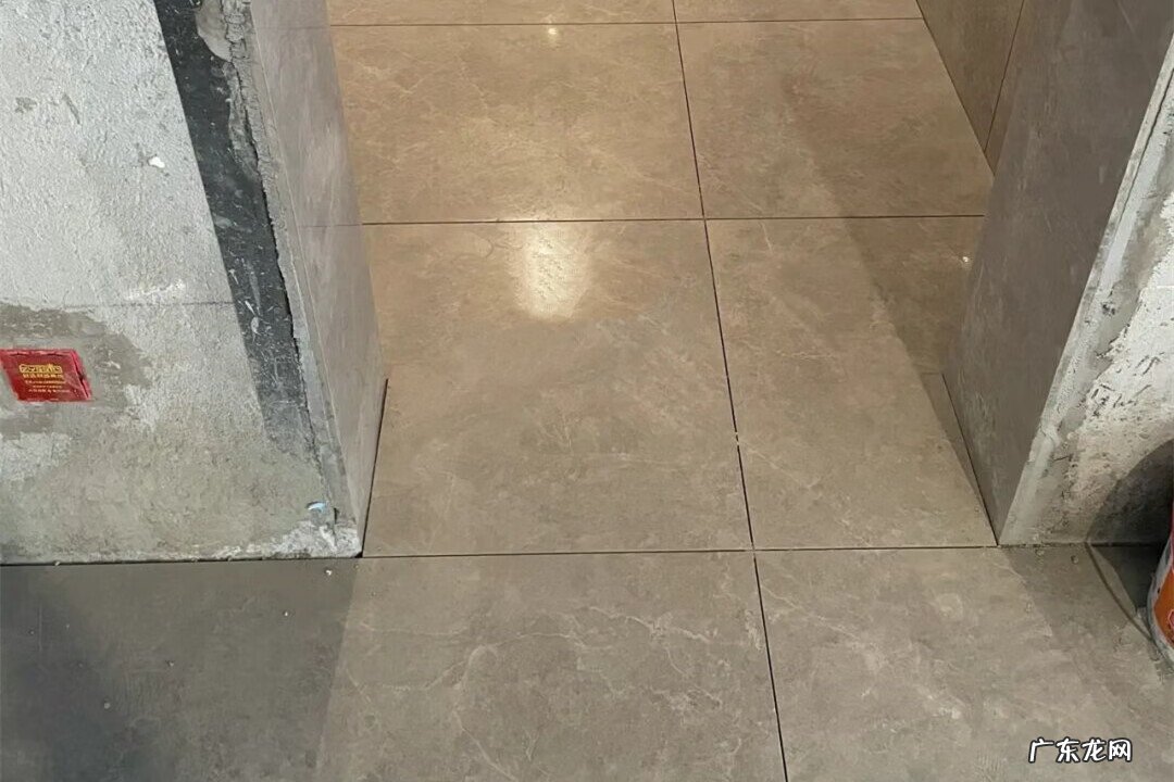 门槛石接缝在门中间可以吗 门与门槛石是否应该留缝