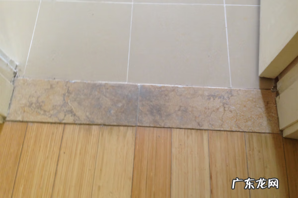 门槛石接缝在门中间可以吗 门与门槛石是否应该留缝