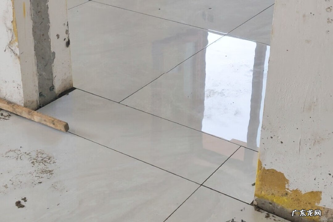 门槛石接缝在门中间可以吗 门与门槛石是否应该留缝