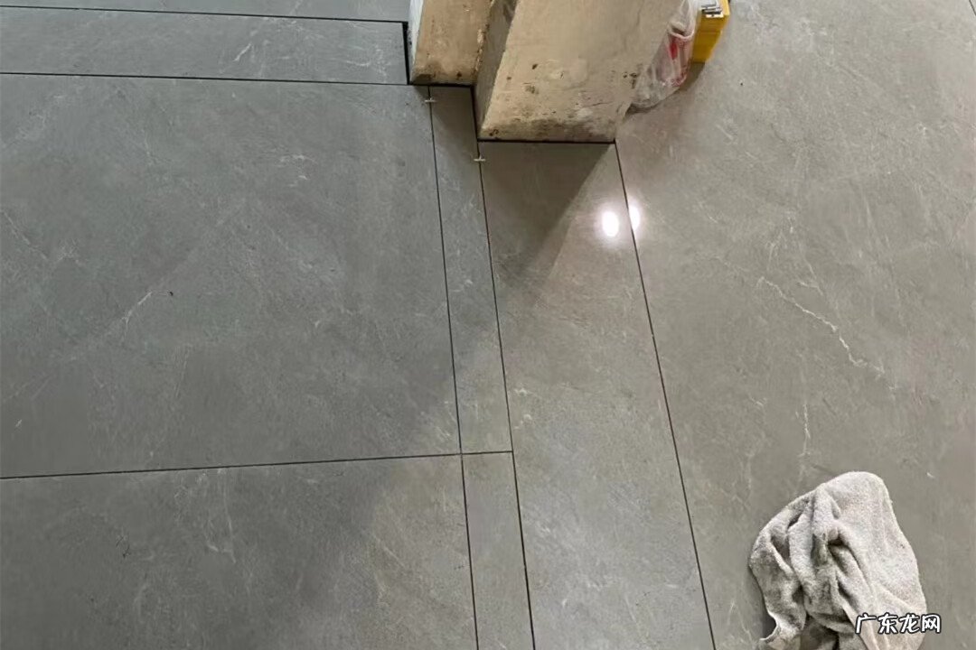 门槛石接缝在门中间可以吗 门与门槛石是否应该留缝