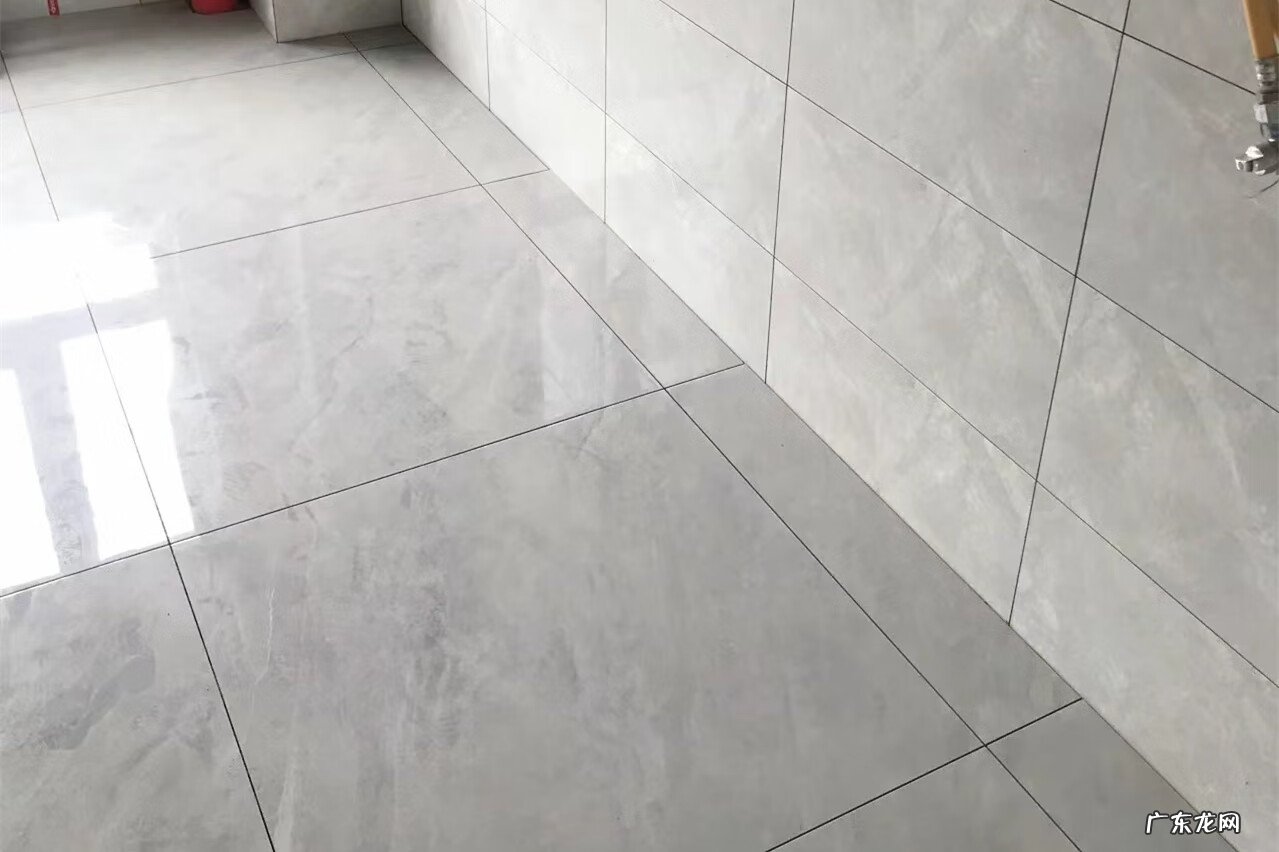 门槛石接缝在门中间可以吗 门与门槛石是否应该留缝