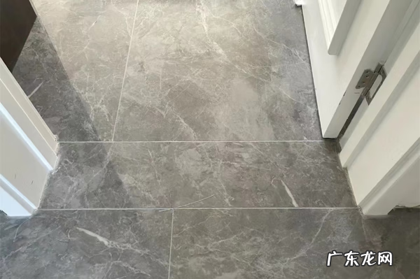 门槛石接缝在门中间可以吗 门与门槛石是否应该留缝