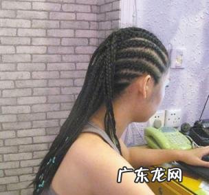黑人辫子头怎么扎的好看，黑人小辫子怎么扎