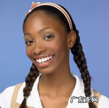 黑人辫子头怎么扎的好看，黑人小辫子怎么扎