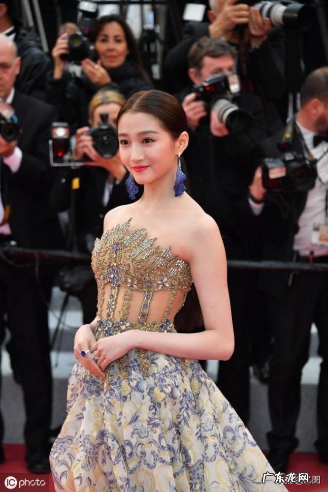 关晓彤的胸部撑开图片 关晓彤现身戛纳红毯照片