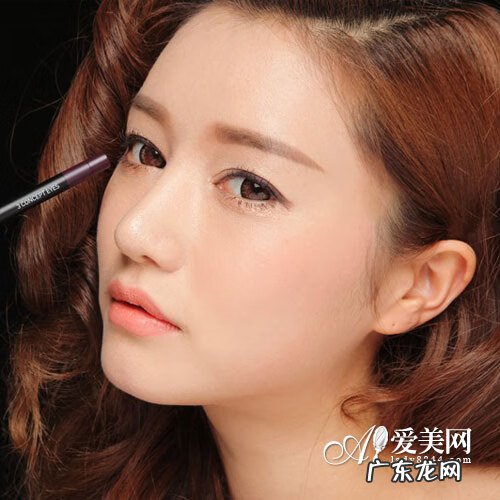 眼影和眼线笔的区别 眉笔跟眼线笔的区别