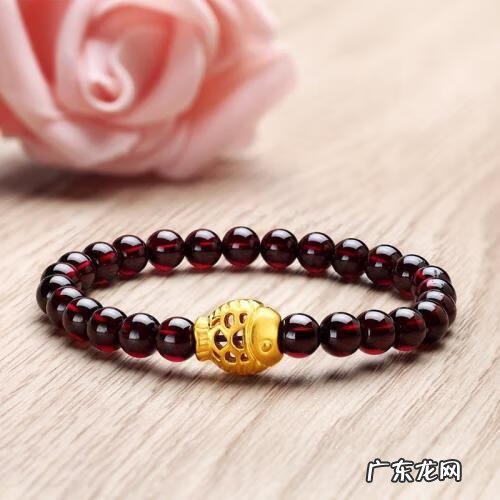 女性石榴石戴哪只手比较好 石榴石戴哪只手有功效